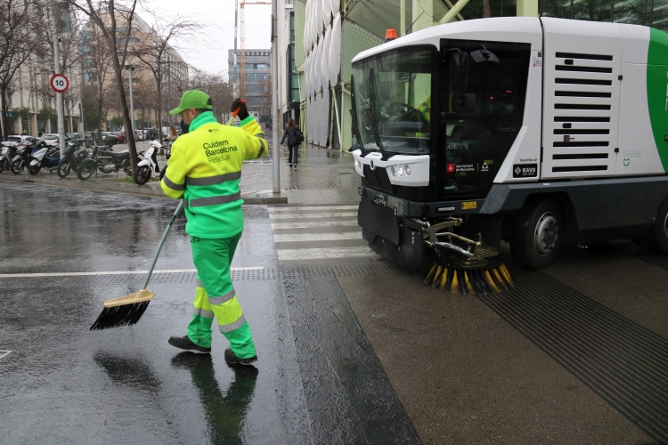 A Barcelona cleaning worker in Poblenou neighborhood on March 9, 2022 (by Eli Don)
